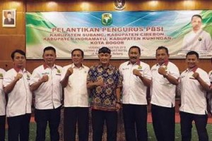 Pengurus PBSI Kuningan berfoto bersama usai dikukuhkan.